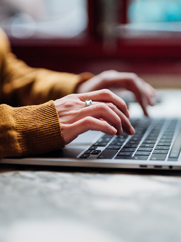 Frau schreibt am Laptop