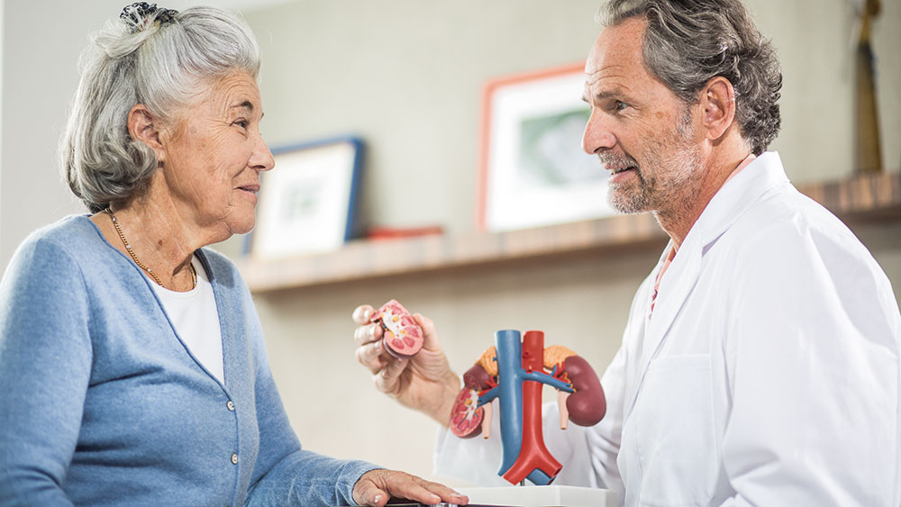 Une femme âgée parle à un médecin