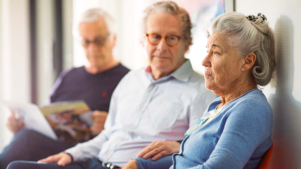 Les patients âgés attendent dans la salle d’attente d’un cabinet médical.